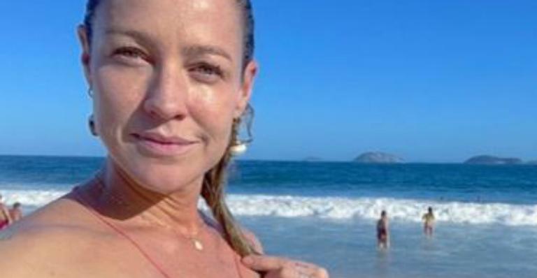 Luana Piovani curte de dia de praia e ostenta corpão em clique sem filtros de biquíni