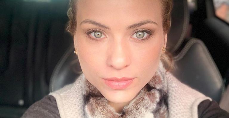 De calcinha, Luiza Valdetaro exibe as pernas perfeitas em fotos na janela