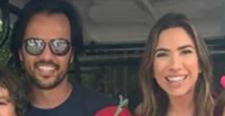 Patrícia Abravanel flagra momento de chamego entre marido e o caçula e beleza impressiona