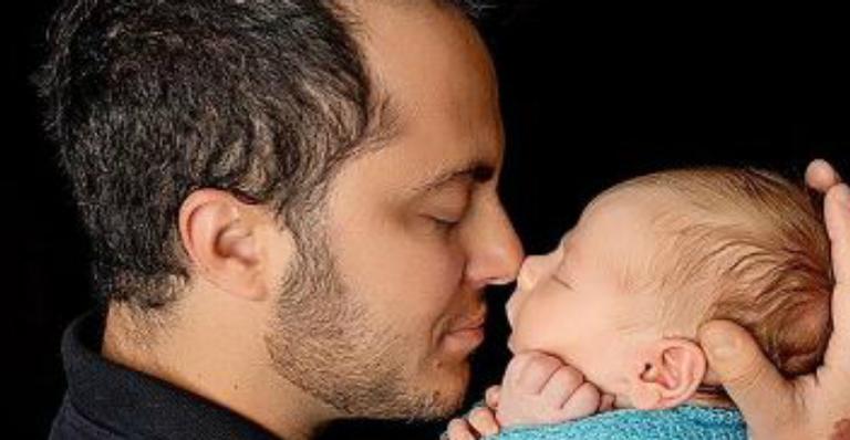 Thammy Miranda celebra primeiro mês de vida do filho com clique apaixonante: ”Minha vida!”