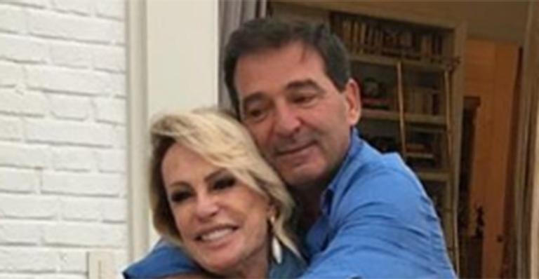Ana Maria Braga ganha abraço apaixonado do marido: ”Casados”