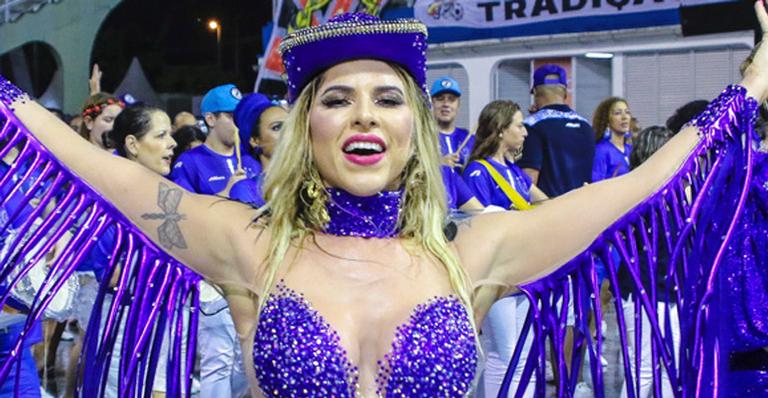 Ex-Panicat Ana Paula Minerato aposta em look cavado e exibe virilha em ensaio do Carnaval 2020