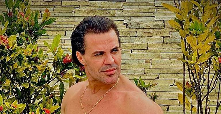 Eduardo Costa posa de bermudinha, desabafa sobre solteirice e fãs só percebem volumão