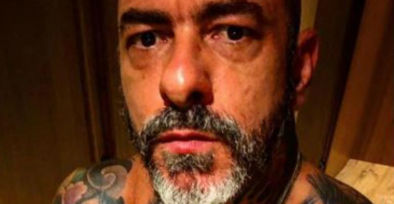 Henrique Fogaça posa de cueca e mostra todas as tatuagens do corpo