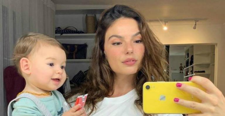 Isis Valverde flagra Rael de roupão à beira da piscina e momento derrete web
