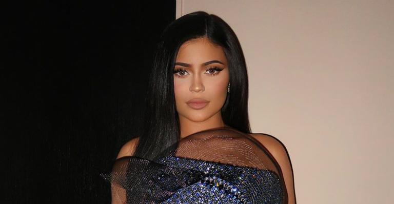 Kylie Jenner aposta em vestido ‘a vácuo’ e não consegue se sentar durante o Oscar