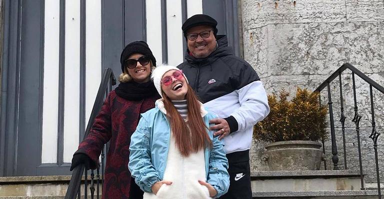 Mãe da Larissa Manoela posta clique em família durante viagem aos EUA