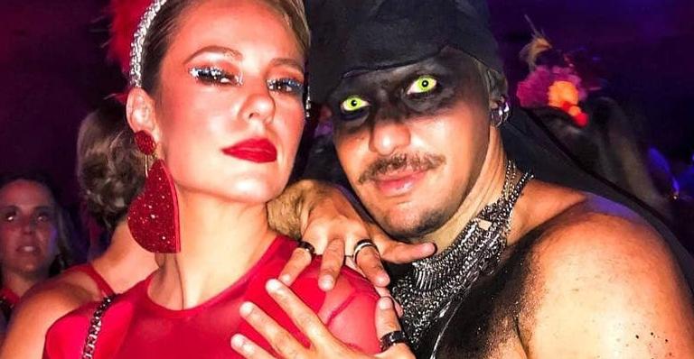 Paolla Oliveira posa com look totalmente transparente ao cair na farra com amigo