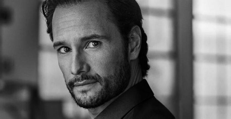 Rodrigo Santoro surge com barba enorme e surpreende fãs: ”Papai Noel sarado”