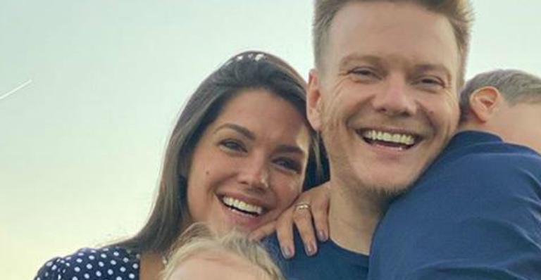 Thais Fersoza e Michel Teló derretem web com registro especial em família durante as férias