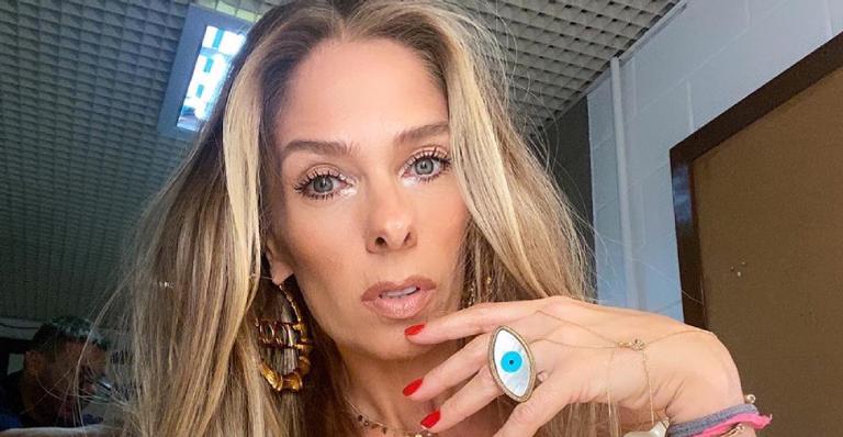 Adriane Galisteu e Dany Bananinha posam juntinhas ao se encontrarem nos Estúdios Globo: ”Amei te ver”