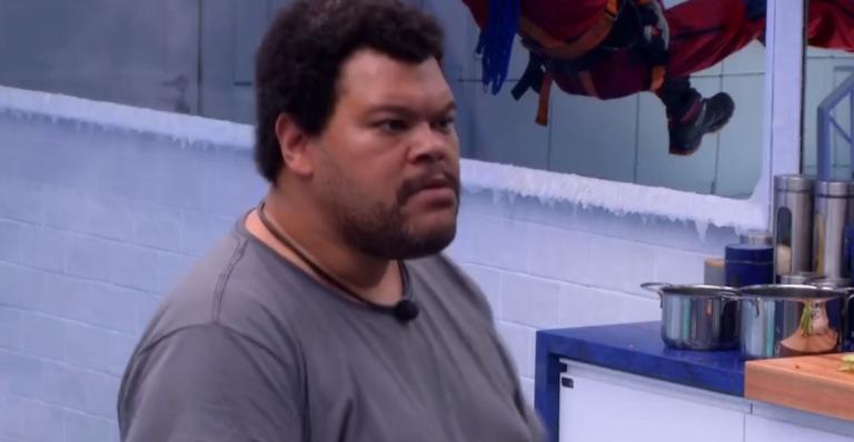 BBB20: Babu se irrita e dá bronca em Daniel por ter deixado louça suja