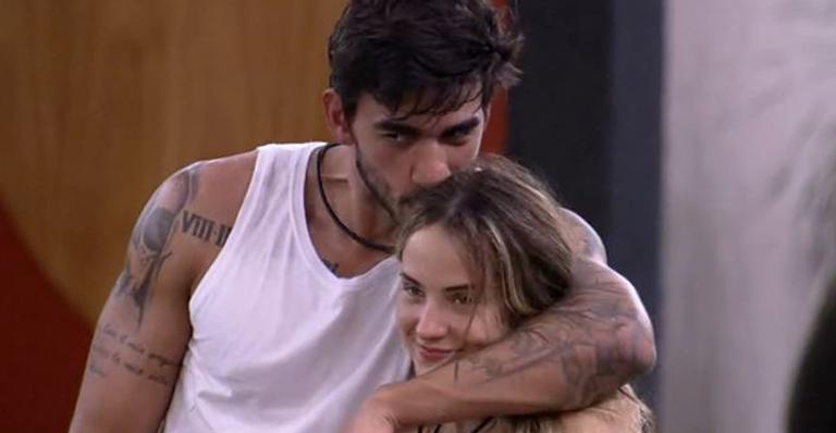 BBB20: Guilherme e Gabi selam a paz com beijo na chuva e brothers ironizam: ”Olha o VT”