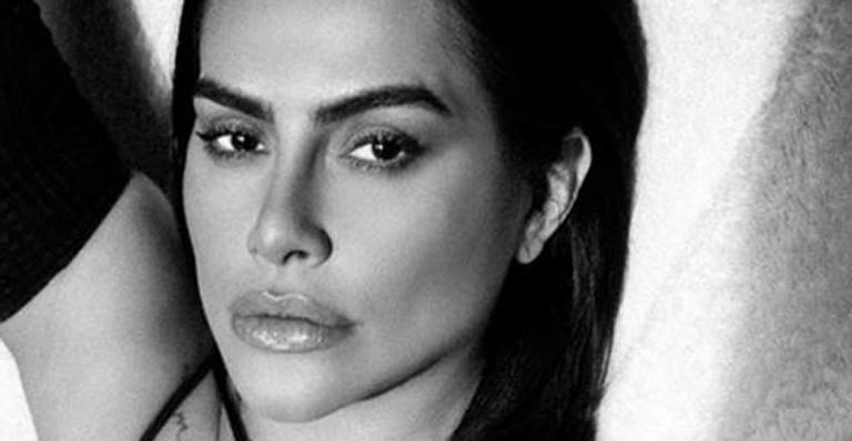 Cleo causa com sequência de fotos em que surge de lingerie na cama