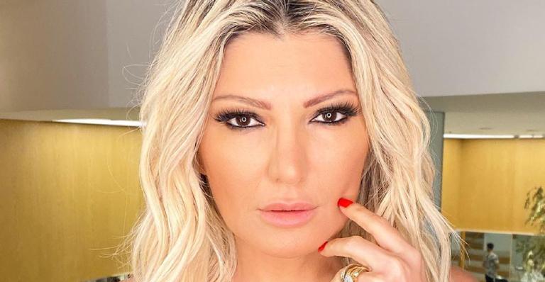 Com asas de anjo, Antonia Fontenelle surge completamente nua e arranca suspiros da web