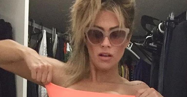 Ex-BBB Fani Pacheco posa com vários biquínis e sensualiza em seu closet