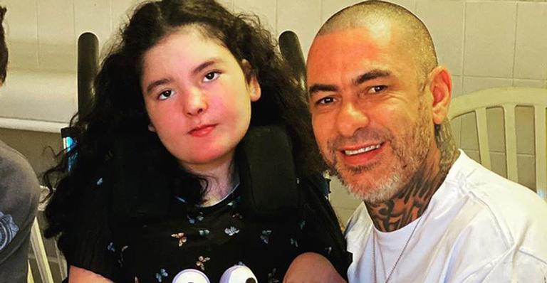 Filha de Henrique Fogaça surpreende o pai: ‘Ficou em pé sozinha’