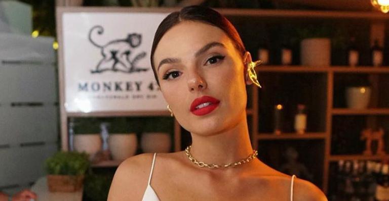 Isis Valverde aposta em beleza natural e arranca elogios da web: ”Linda de qualquer jeito”