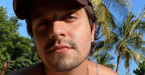 Em momento raro, Luan Santana compartilha foto ao lado da mãe e se declara: ”Meu tudo”