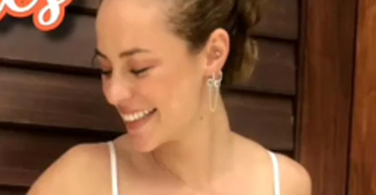 Paolla Oliveira surge poderosa ao combinar blusinha de alcinha com shortinho jeans