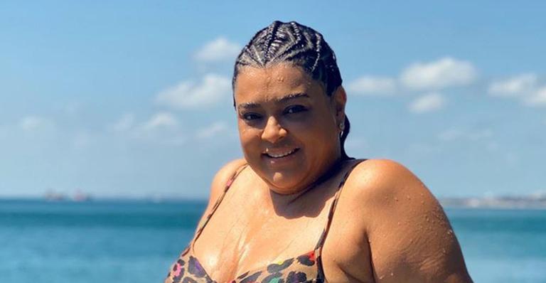 Preta Gil surge com biquíni de oncinha em foto sem retoques