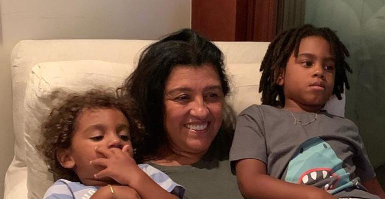 Regina Casé surge em momento íntimo e se queixa da saudade do filho e do neto: “Meu céu”