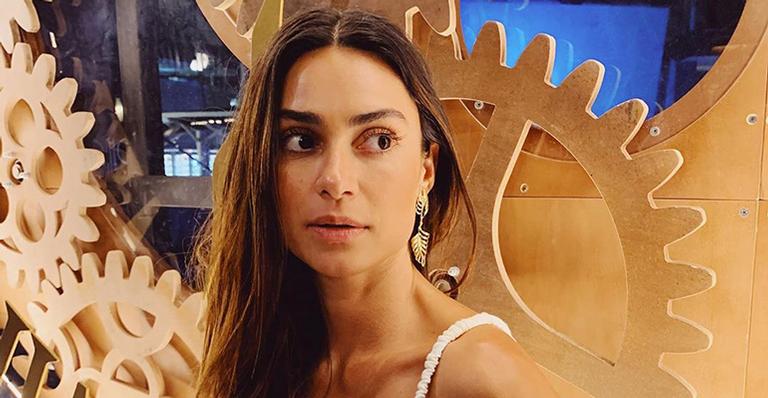 Thaila Ayala surge de biquíni e barriga trincada rouba a cena