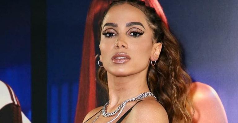 Anitta tem problemas com companhia aérea e protagoniza briga feia: ”Fiz um barracão em inglês”