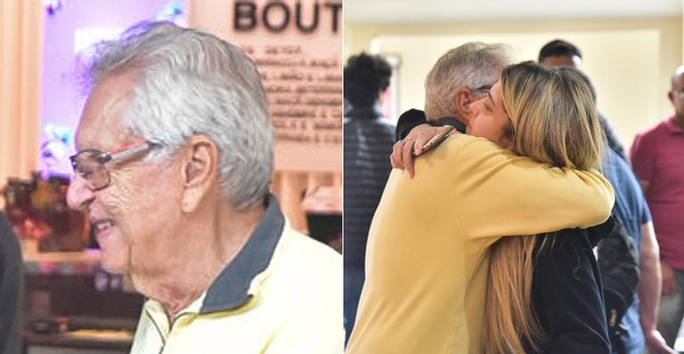 Carlos Alberto de Nóbrega arma surpresa para a filha e não segura a emoção