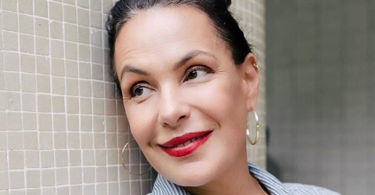 Carolina Ferraz posa linda em registro e fala sobre novo trabalho