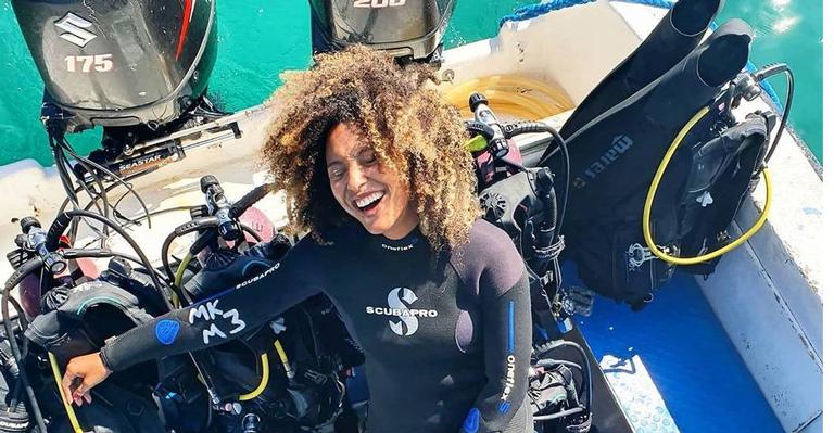 Curtindo as férias, Sheron Menezzes divide clique espontâneo e brinca: ‘Acho que já deu de praia’