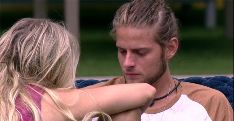Daniel chora ao ter conversa com Marcela: ”Me machucou muito”