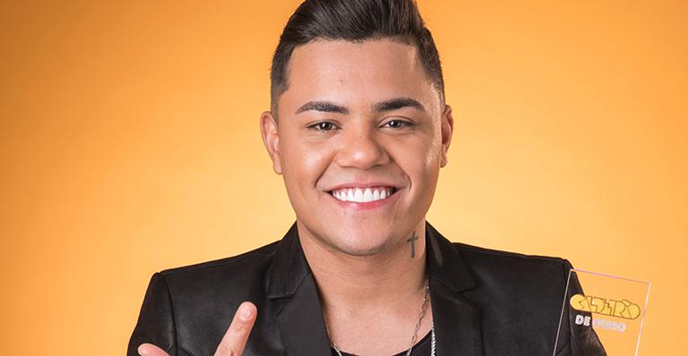 Felipe Araújo faz rara aparição com a ex-mulher no aniversário do filho