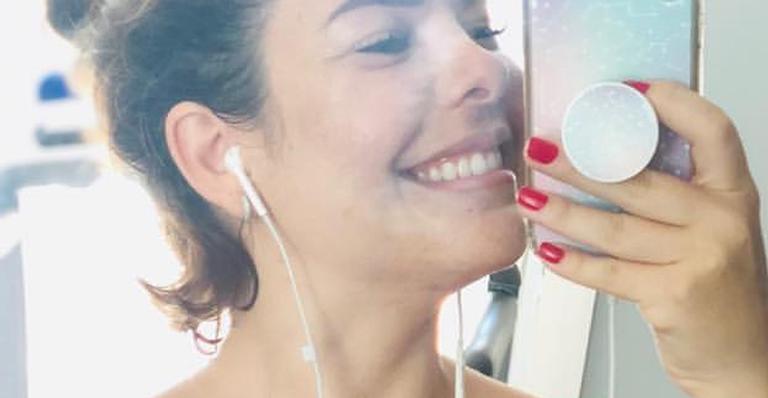 Fernanda Souza posa na academia de shortinho e exibe silhueta mais enxuta