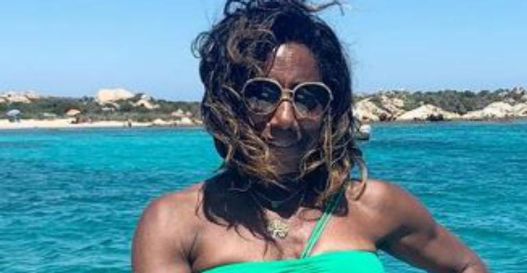 Glória Maria ostenta corpão invejável em clique de biquíni e garante: ”Sem filtros!”