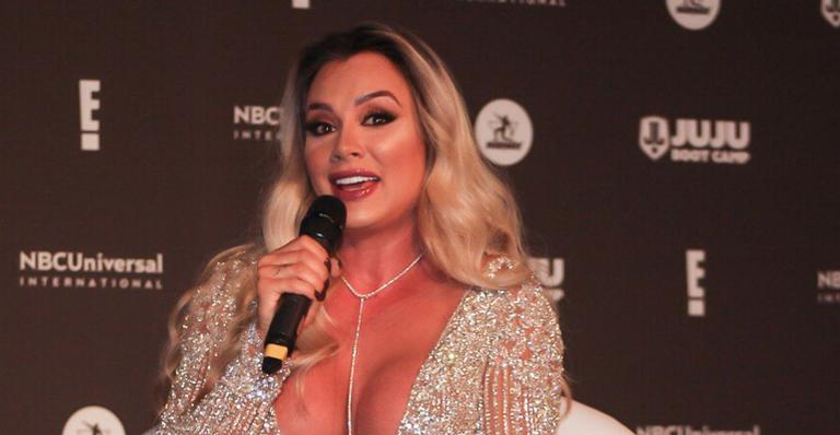 Juju Salimeni elege combinação matadora de fenda e decote profundo para lançar programa de TV