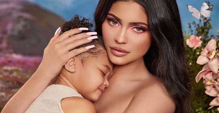 Kylie Jenner fica chocada ao tomar bronca da filha: ”Ela nunca fez isso”