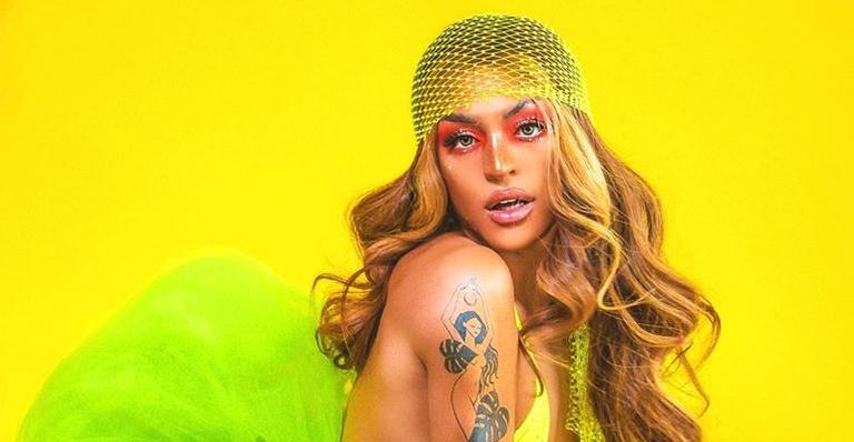 Pabllo Vittar esbanja sensualidade ao posar com maiô atoladíssimo no bumbum enorme: ”Quenga”