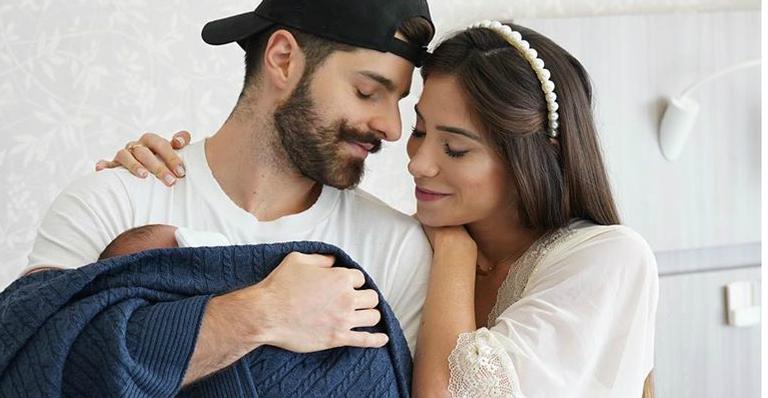 Alok e Romana Novais mostram primeira foto de Ravi com os olhos abertos: ”Parece um boneco”