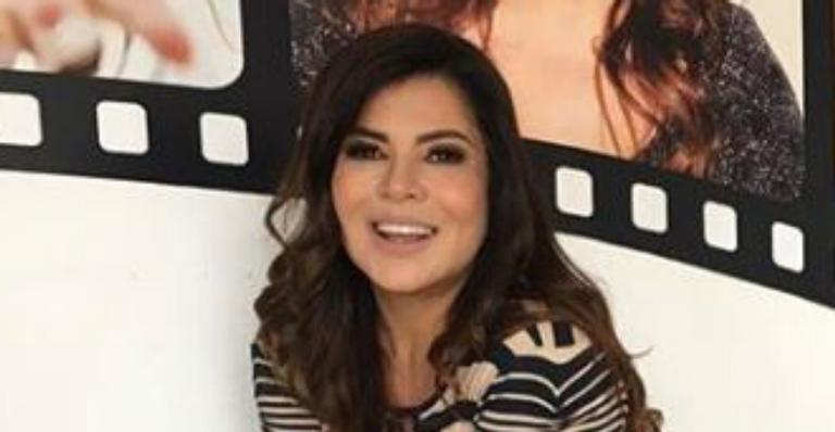 Aos 51 anos, Mara Maravilha exibe a cinturinha finíssima em vestido coladinho