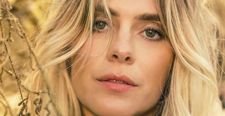 Carolina Dieckmann revela último presente da mãe e abre o coração: ”Sempre tentou me enfeitar”
