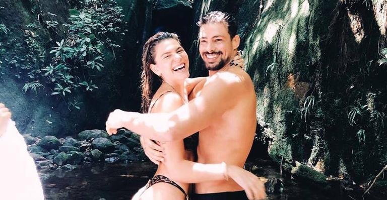 Cauã Reymond viaja para a Europa ao lado da esposa, Mariana Goldfarb