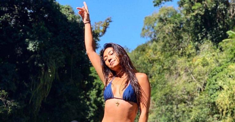 Danni Suzuki medita em plena cachoeira em momento de paz e diz: ‘Deus dentro de mim’