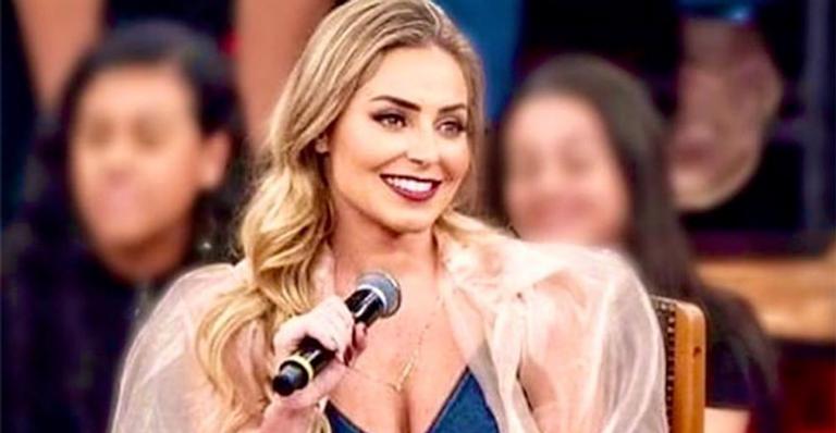 Ex-BBB Paula von Sperling discute com jovens da plateia do Altas Horas