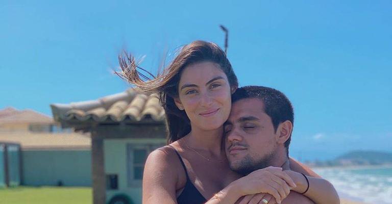 Felipe Simas posa coladinho da esposa e declara todo o seu amor: ‘Quando te vi, amei-te já muito antes’