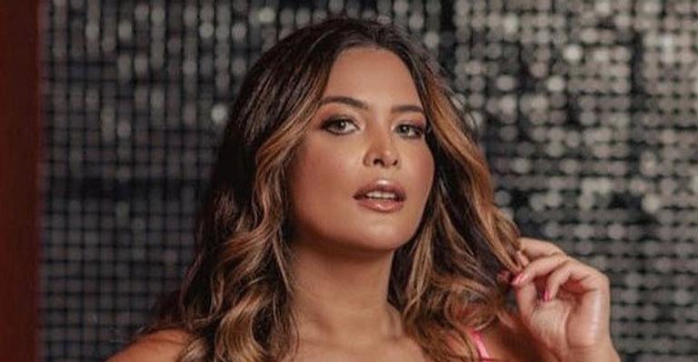 Geisy Arruda posa de lingerie mínima e alfineta crítica na web: ”Sigo maravilhosa, diferente de você”