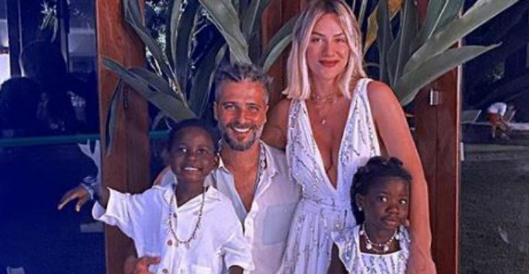 Giovanna Ewbank ganha beijinho na boca da filha e momento comove web
