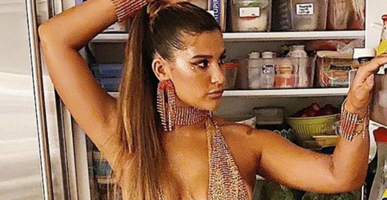 De roupa transparente, Giulia Costa sensualiza e geladeira gigante rouba a cena: ”Assustada”