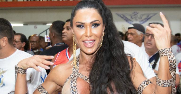 Gracyanne Barbosa rouba as atenções com maiô nude e exibe a virilha em ensaio