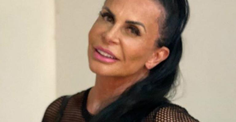 Aos 60 anos, Gretchen aposta em look transparente e fã compara: ”Parece a Scheila Carvalho”